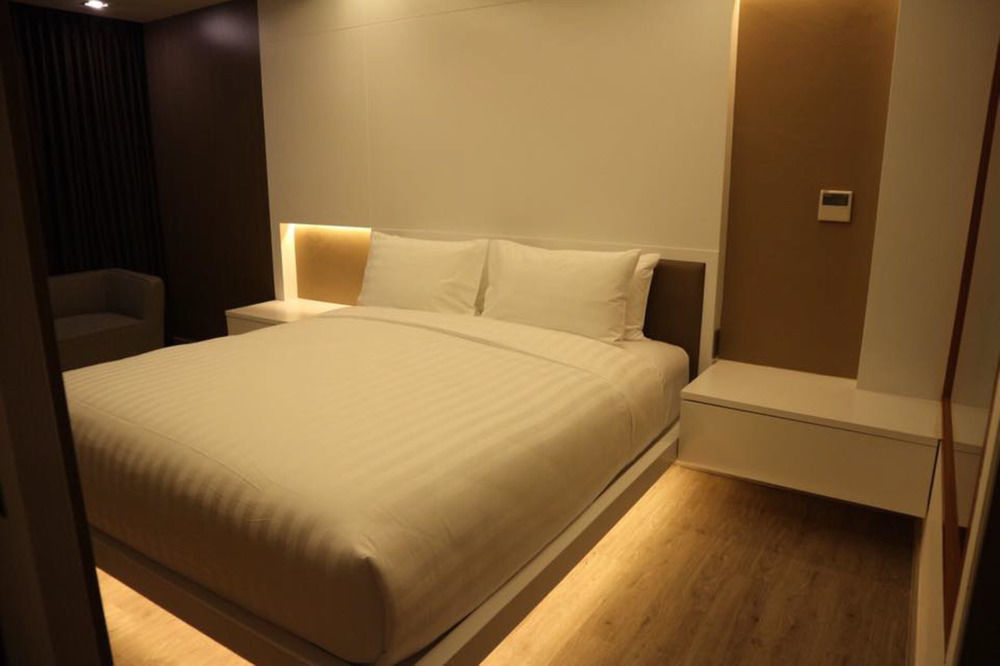 The Zense Boutique Hotel Пхітсанулок Екстер'єр фото